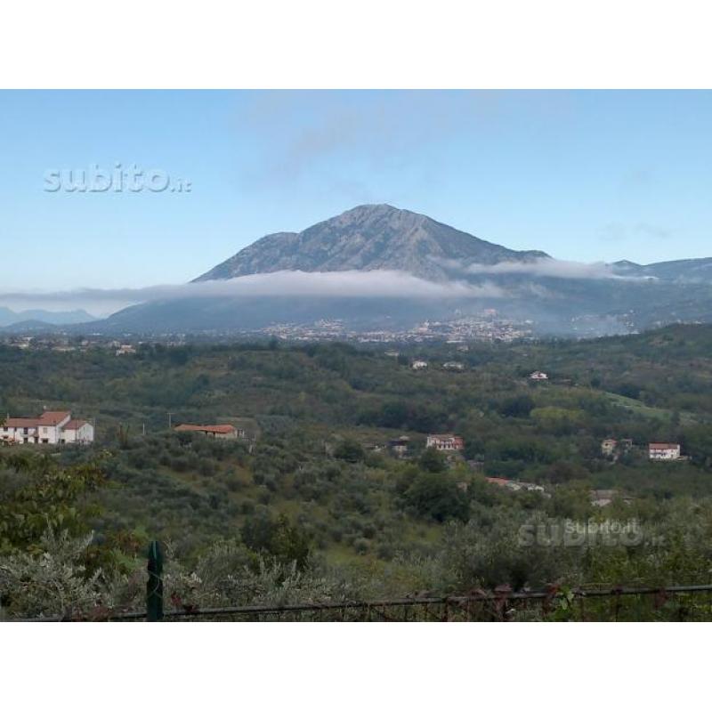 Casa in collina con giardino nel beneventano