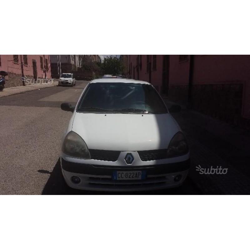 RENAULT Clio - 2003