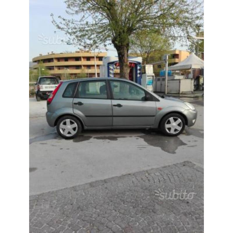 Ford fiesta 1.4 benzina metano