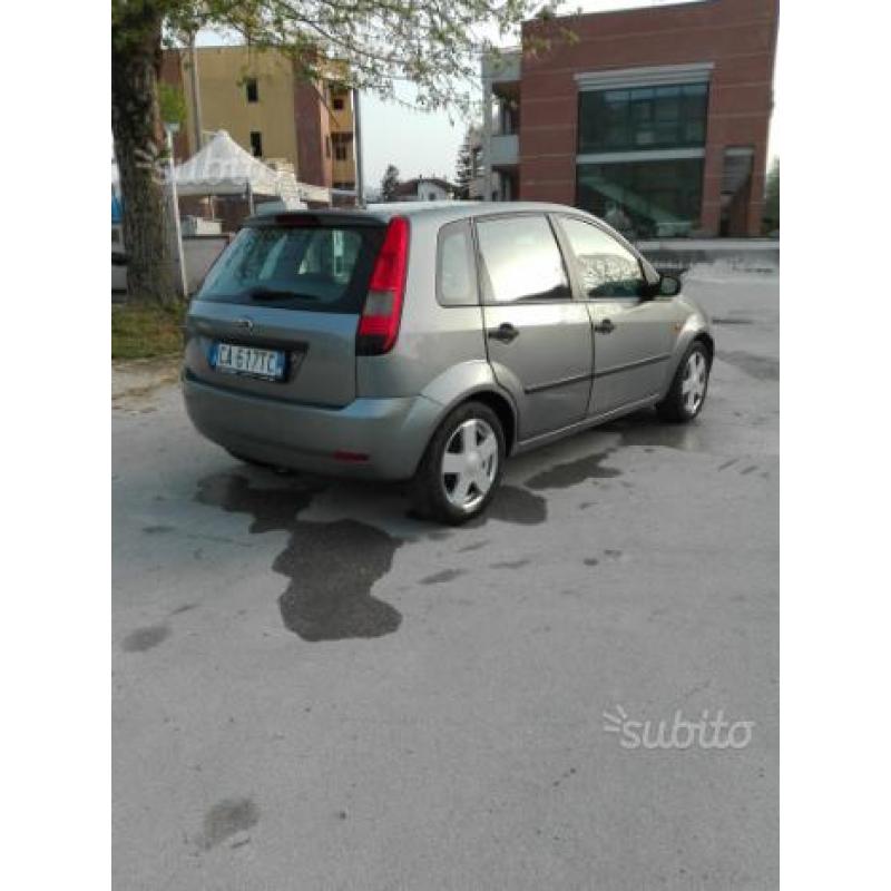 Ford fiesta 1.4 benzina metano