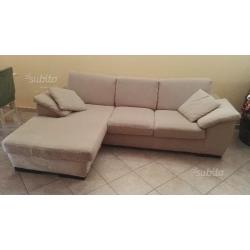 Divano tre posti con chaise longue